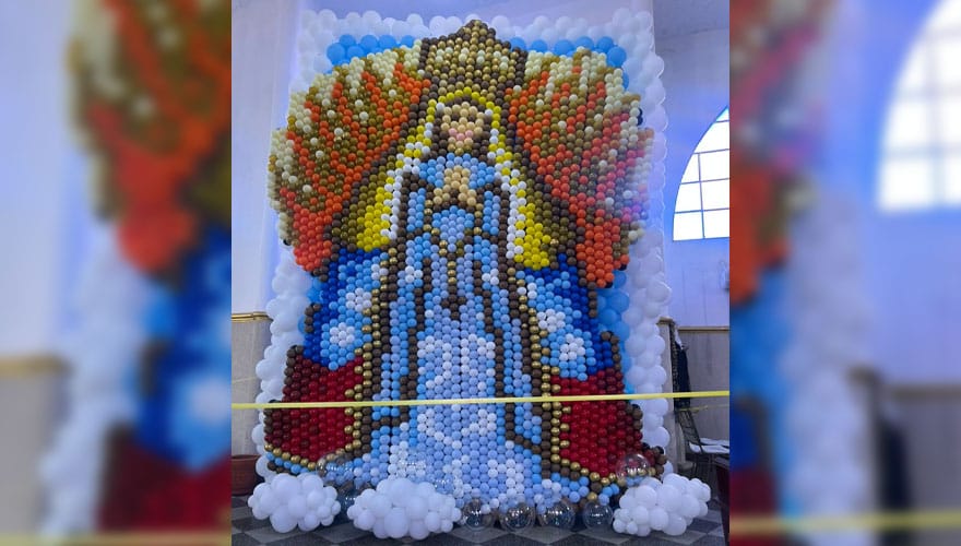 ANZOÁTEGUI | Decoradora realizó mural de globos gigantes en honor a la Virgen del Valle en El Tigre