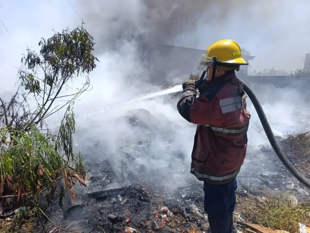 NUEVA ESPARTA | Bomberos sofocaron incendio en calle Paramaconi del municipio Mariño