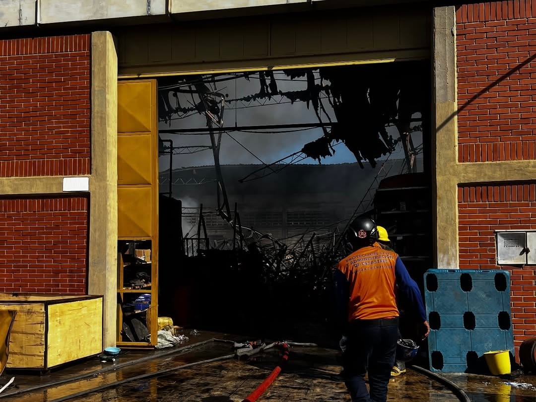 Evacuaron urbanización en Barcelona tras incendio que arrasó con galpones