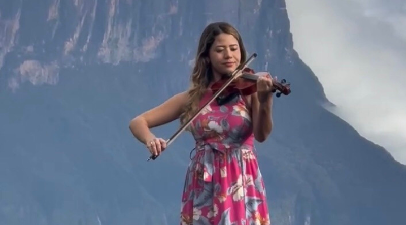 Violinista venezolana ofreció un concierto en la cima del Roraima