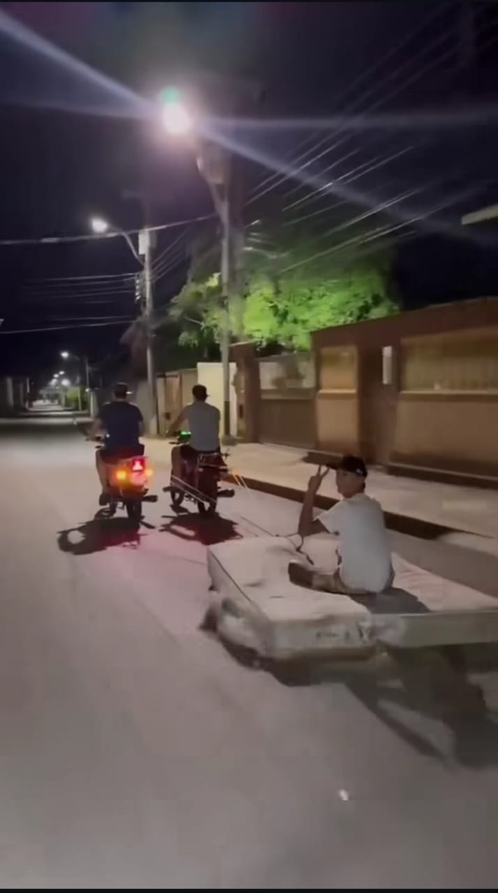 Tres adultos y un menor fueron detenidos por hacer motopiruetas con un colchón en Margarita