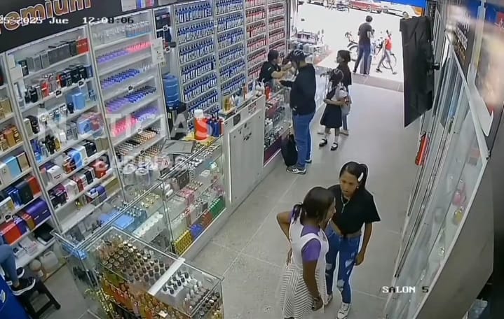 En video: dos mujeres fueron grabadas hurtando perfumes en Barinas