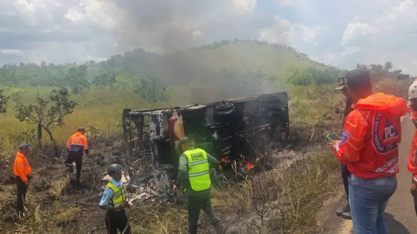 Volcamiento e incendio de autobús dejó nueve muertos y 18 heridos en Bolívar