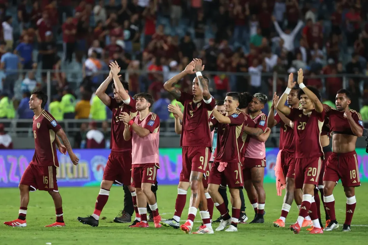 Hinchas de la Vinotinto hicieron un banderazo en Argentina en apoyo a la selección