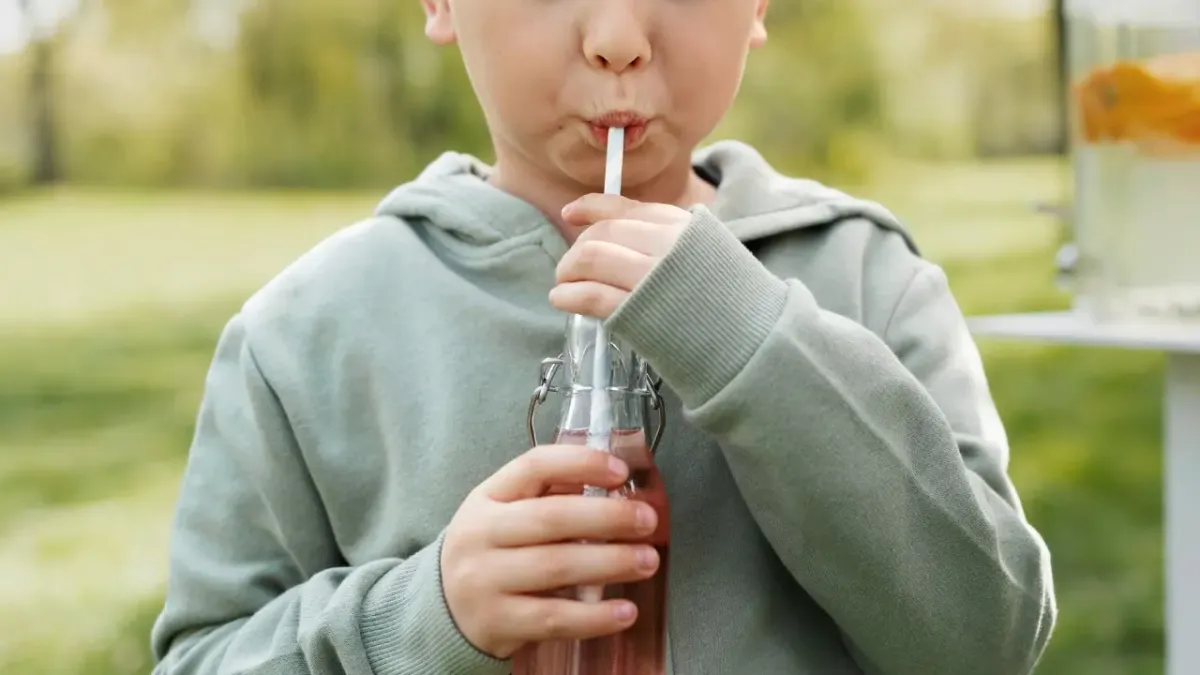 Colombia: Niño de tres años murió tras ingerir veneno almacenado en una botella de refresco