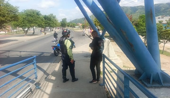 Funcionarios rescatan a ciudadano que intentó lanzarse de una pasarela en La Casona en Aragua