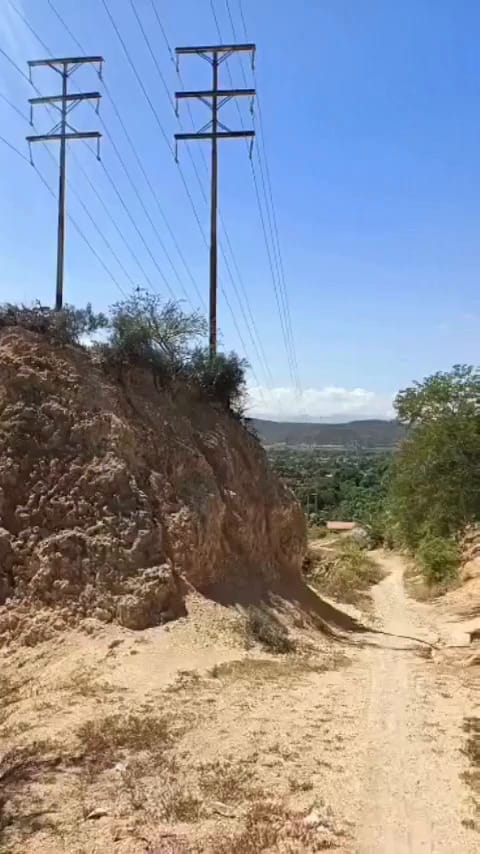 SUCRE | Vecinos de Cerro Los Cachos pidieron sustitución de postes eléctricos en mal estado