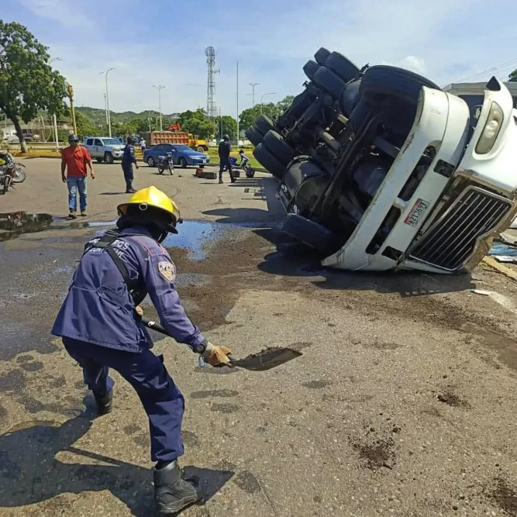 Una persona resultó herida tras volcamiento de una gandola en la Troncal 9  ‎