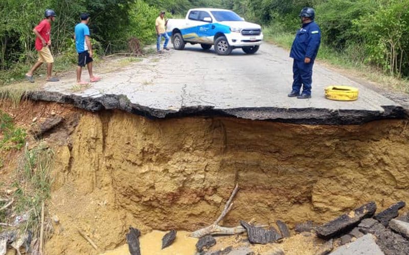 ANZOÁTEGUI | Tramo vial colapsó por fuertes lluvias en el sector La China de Anzoátegui