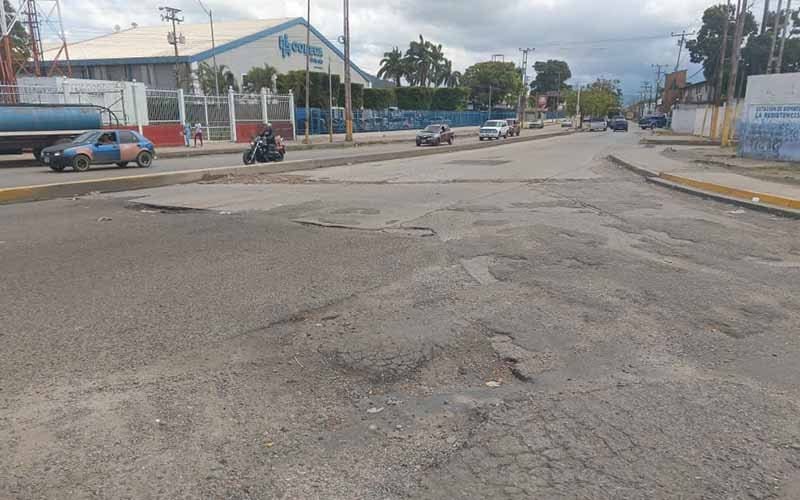 ANZOÁTEGUI | Conductores de Barcelona denunciaron mal estado de la avenida Raúl Leoni