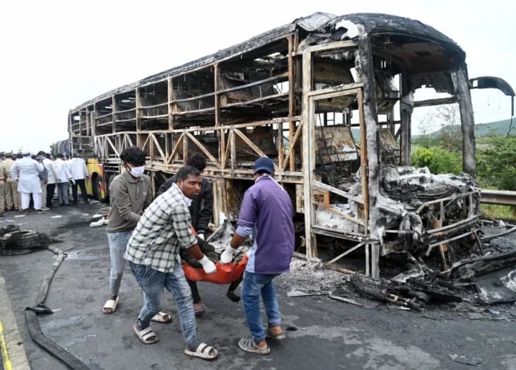Colisión entre autobús y motocicleta dejó 20 muertos en India
