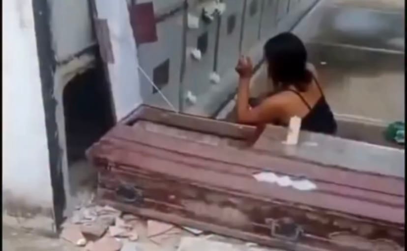 Mujer profanó una tumba para bañar y vestir al cadáver en Colombia