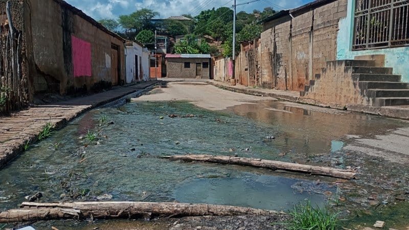 SUCRE | Vecinos de Guaca reportan desborde de aguas negras: «están entrando a las casas»