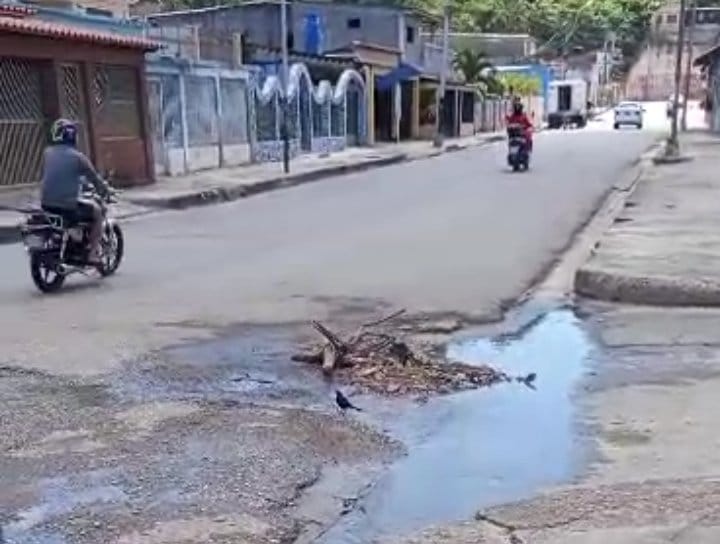 SUCRE | Bote de aguas blancas aqueja a vecinos de la calle Calvario de Carúpano