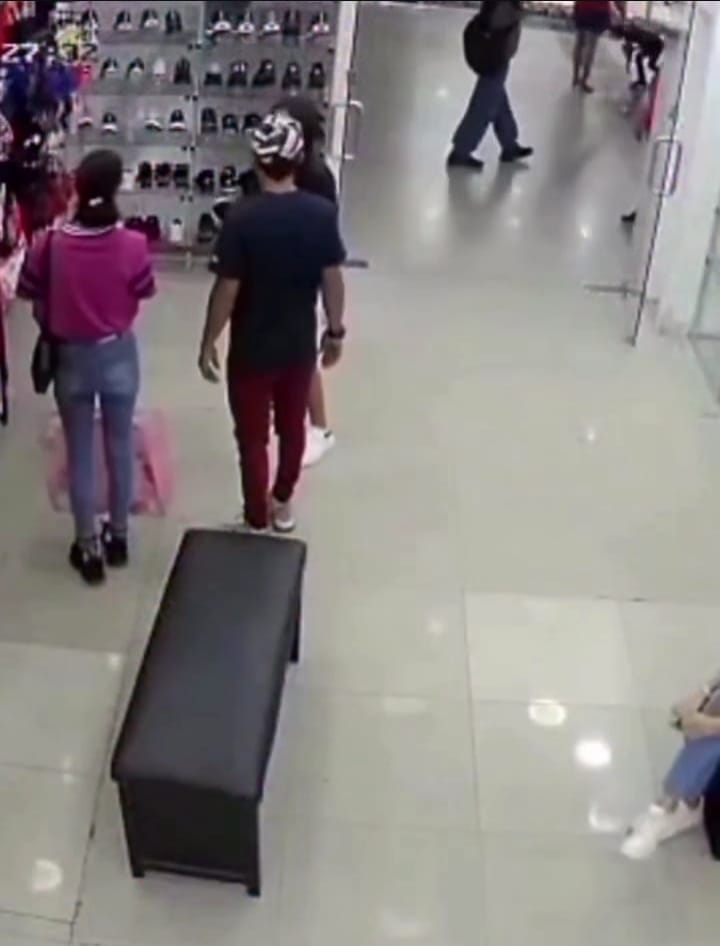 A plena luz del día: pareja fue grabada hurtando ropa en un comercio de Puerto Ordaz