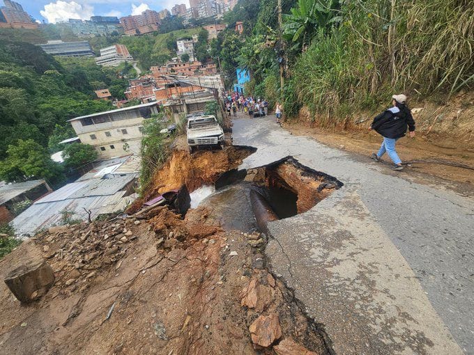 Fractura de tubería matriz dejó 30 viviendas afectadas y 20 heridos en El Hatillo