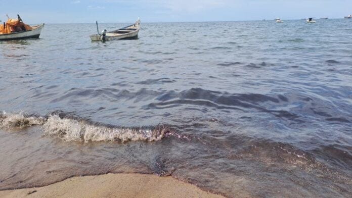 Pescadores de Falcón reportaron derrame de petróleo en costas de Punta Cardón y Las Piedras