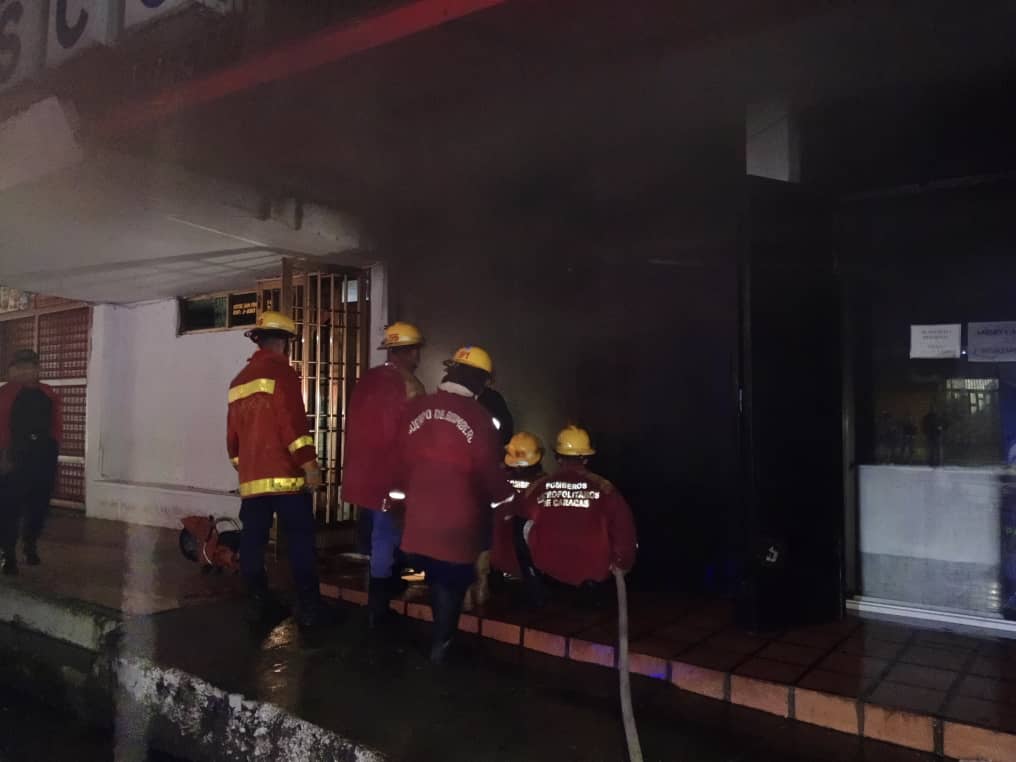 Bomberos de Carúpano controlaron incendio en una zapatería de la calle Juncal