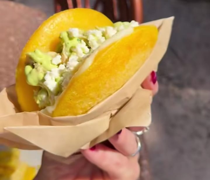Animal Kingdom, atracción de Disney World, incluyó a la arepa en su menú