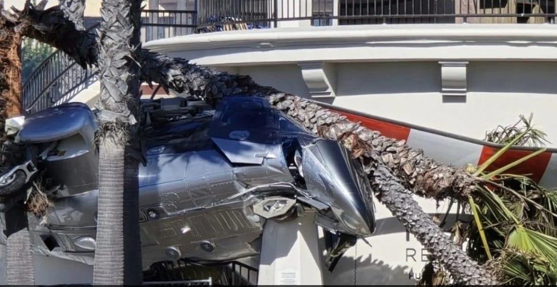 Cinco heridos tras caída de un helicóptero en un estacionamiento de California