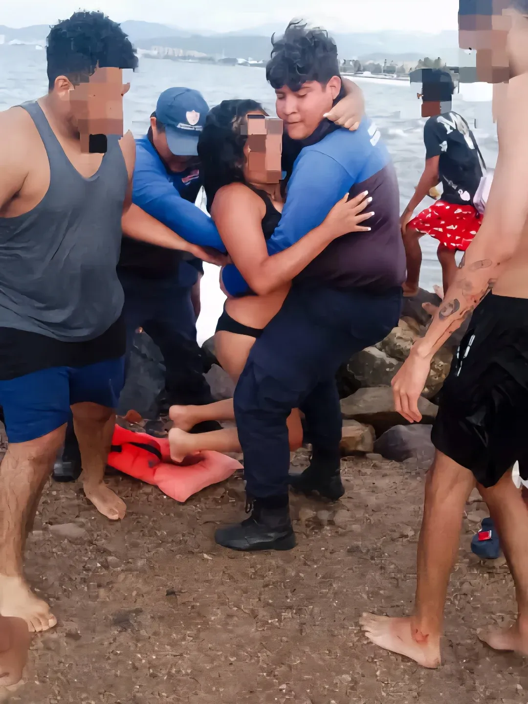 Mujer fue rescatada en playa de Lechería tras ser arrastrada por fuerte oleaje