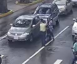 En flagrancia: sujeto fue detenido en Chacao mientras intentaba robar a un conductor