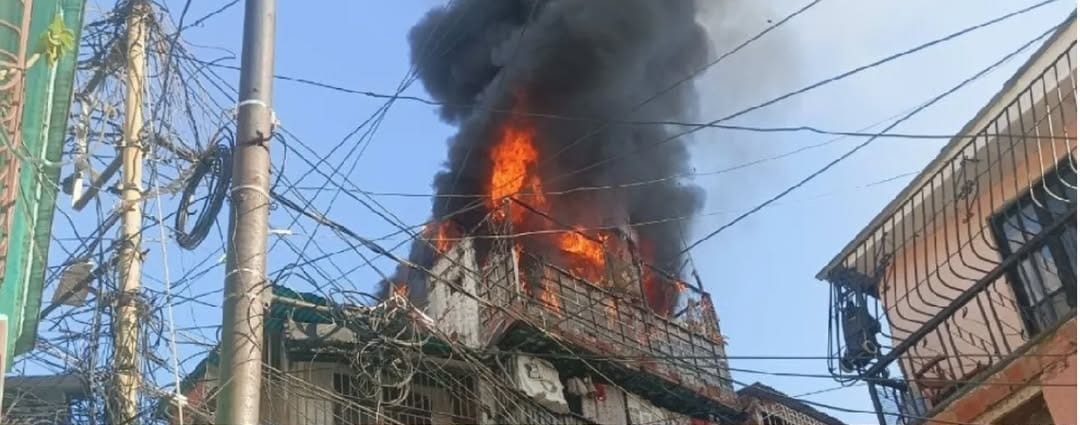 Una casa fue consumida por las llamas en Caracas