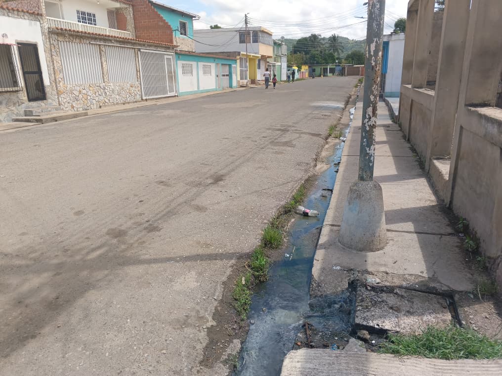 ANZOÁTEGUI | Vecinos de Portugal Abajo en Barcelona denunciaron desbordamiento de cloacas