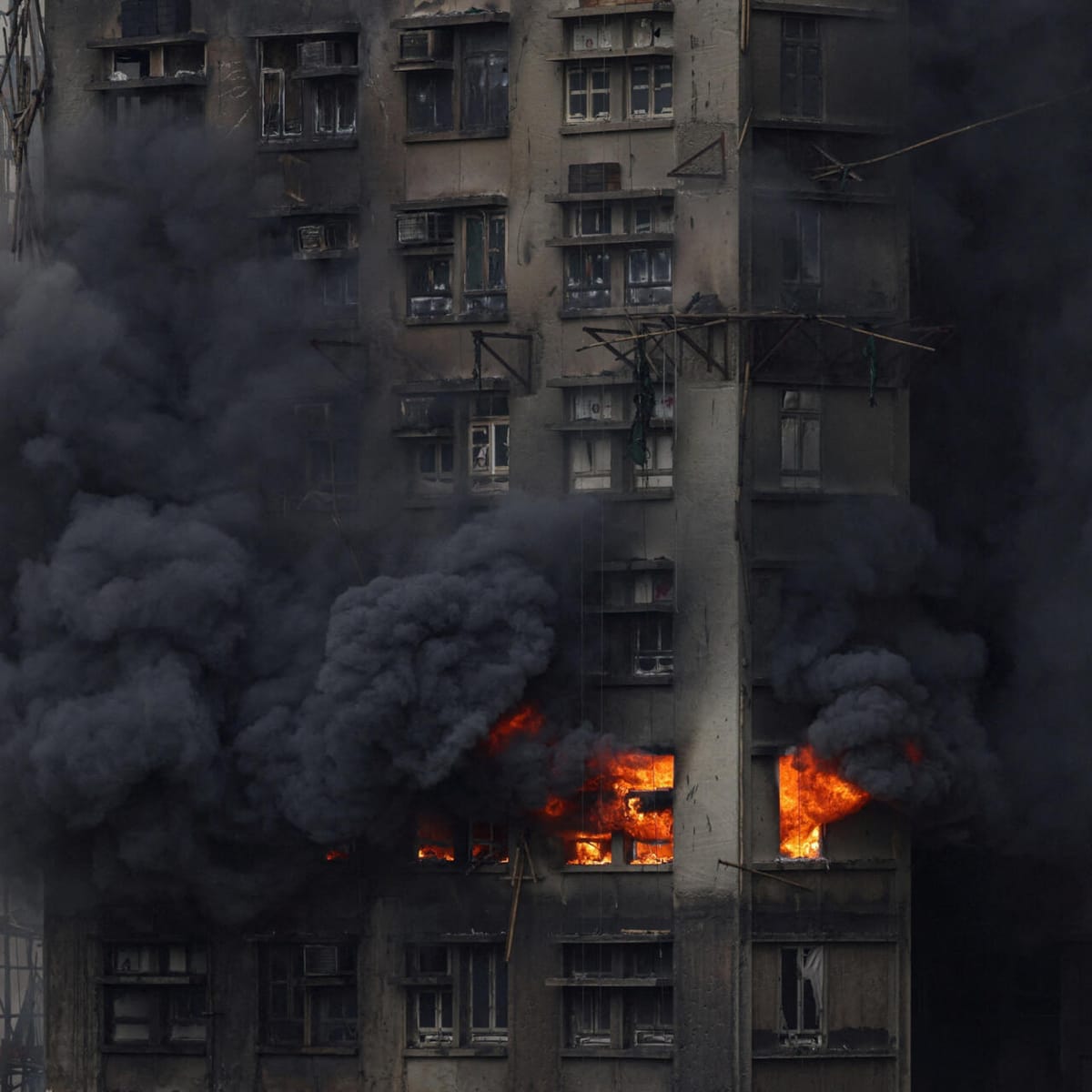 Ascendió cifra de muertos y heridos por incendio en Hong Kong: hay tres detenidos