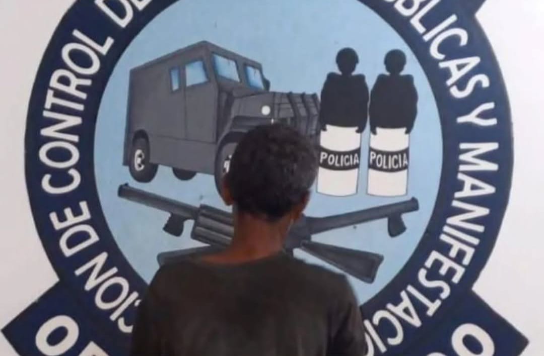 Detenido hombre en Cumaná por intentar hurtar los logos de un vehículo