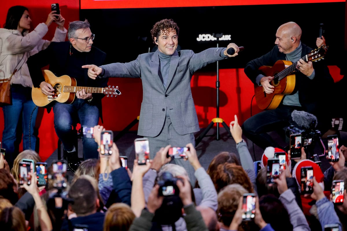 Al ritmo de «El Burrito Sabanero»: David Bisbal dio un concierto sorpresa en el Metro de Madrid