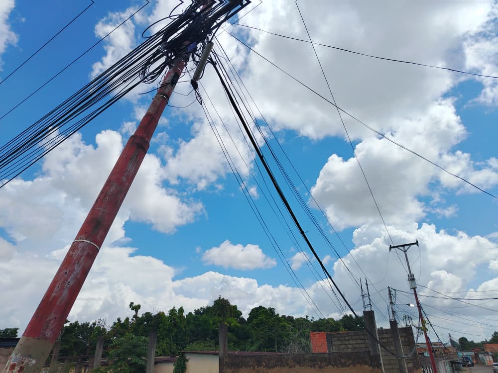 MONAGAS | Vecinos de la Av. Libertador alertan sobre poste eléctrico en riesgo de colapso