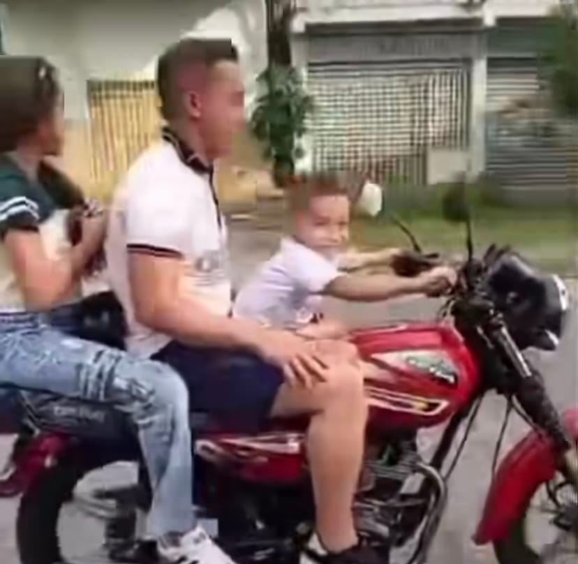 Hombre fue denunciado por permitir que un niño manejara una moto en Mérida