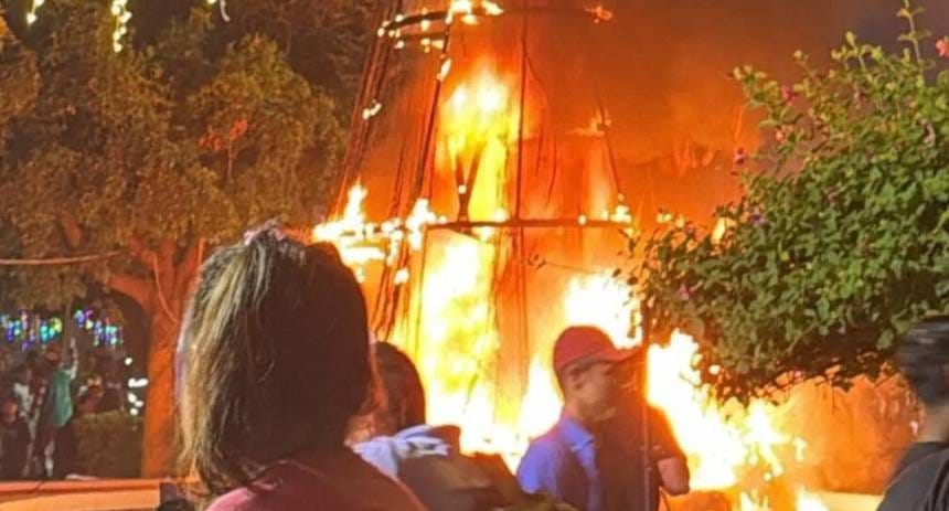 Incendio durante encendido de árbol navideño generó pánico en México