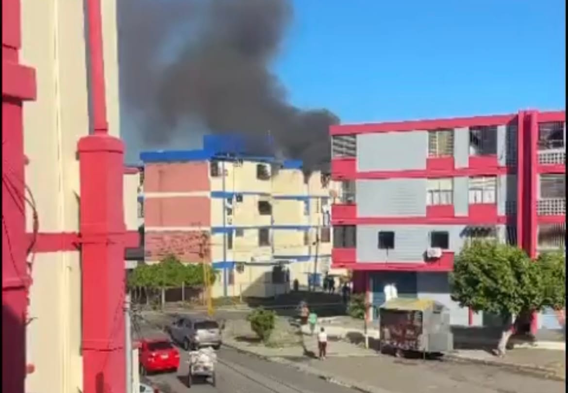 Hombre se lanzó por la ventana de su vivienda que se incendiaba en Carabobo