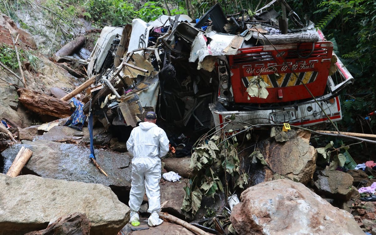 16 estudiantes murieron tras caer un autobús por un barranco en Colombia