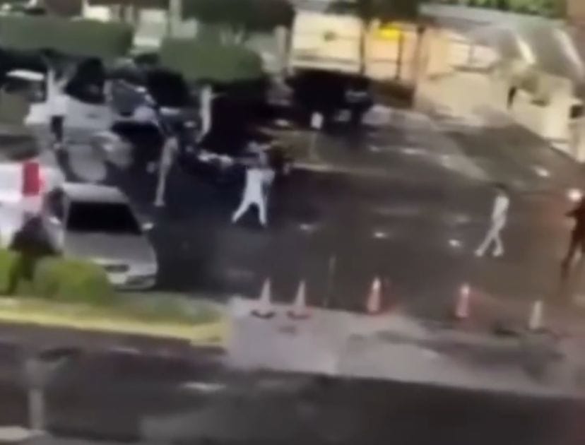 Riña entre varios jóvenes quedó grabada en un estacionamiento de Anaco