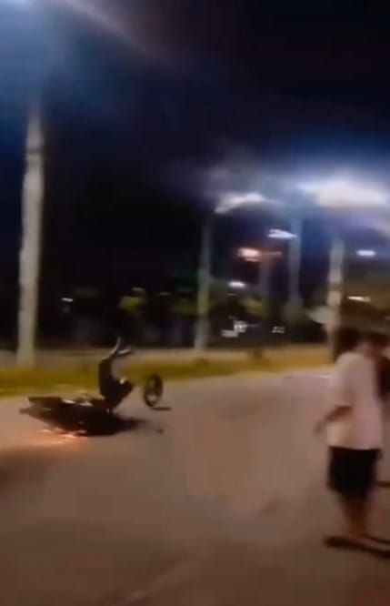 Motorizado perdió un neumático mientras hacía «caballito» en Brasil