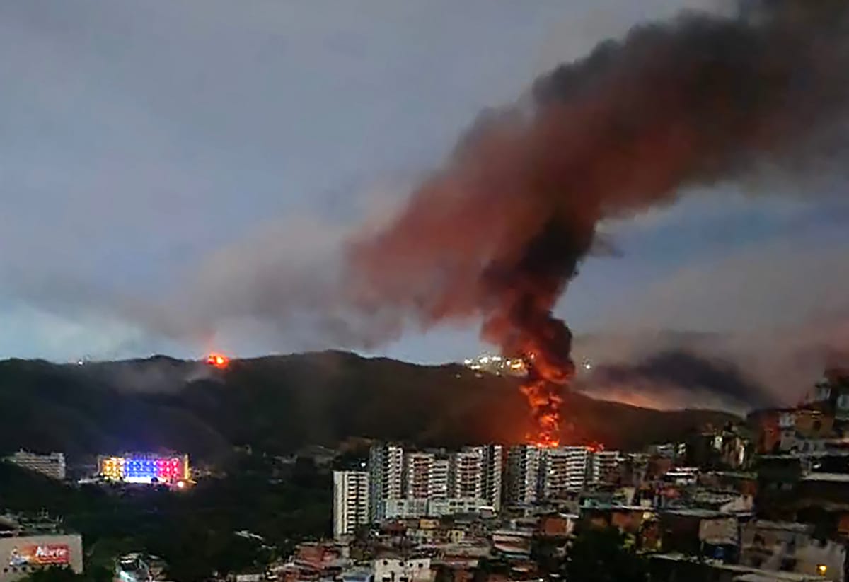 Reportan fuertes explosiones y sobrevuelo de aeronaves en Caracas y La Guaira