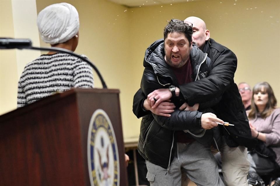 Congresista Ilhan Omar fue atacada con una sustancia desconocida durante una asamblea pública en Minnesota