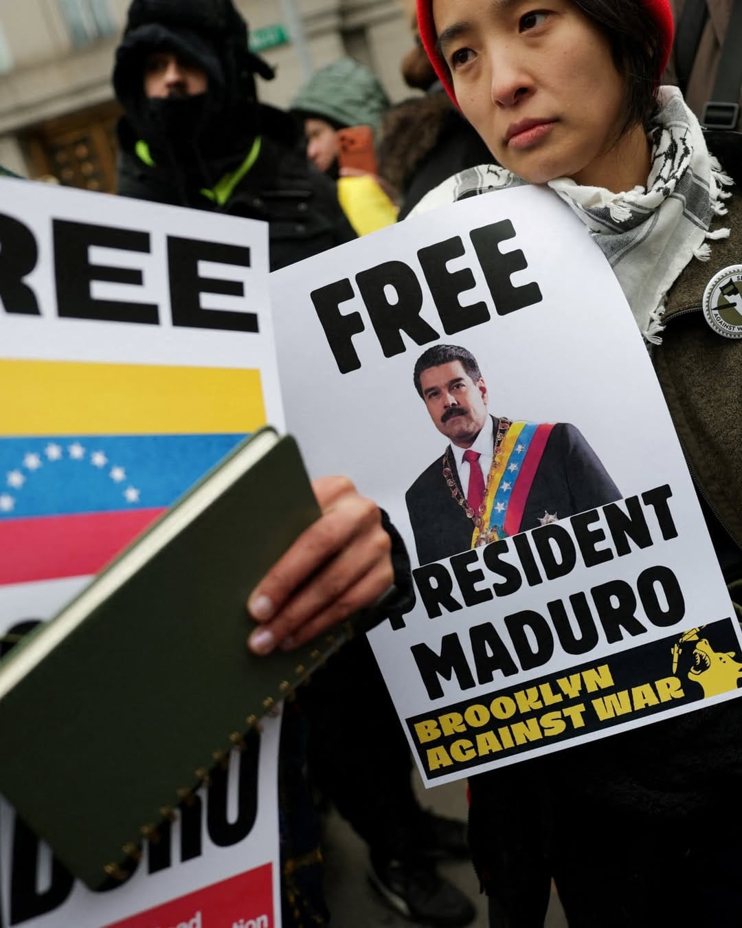 Protestas se registran en el tribunal de Nueva York antes de la audiencia de Maduro