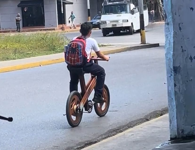 Video viral: niño fue visto en las calles de Cumaná manejando una bicicleta de madera