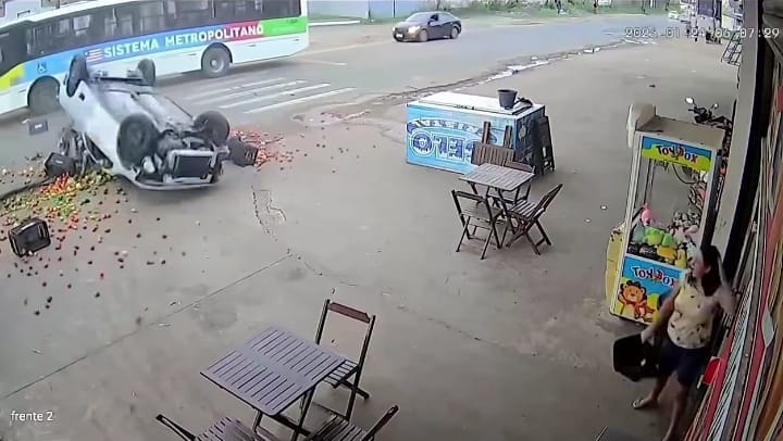 En video: mujer sobrevivió «de milagro» a accidente vial múltiple en Brasil