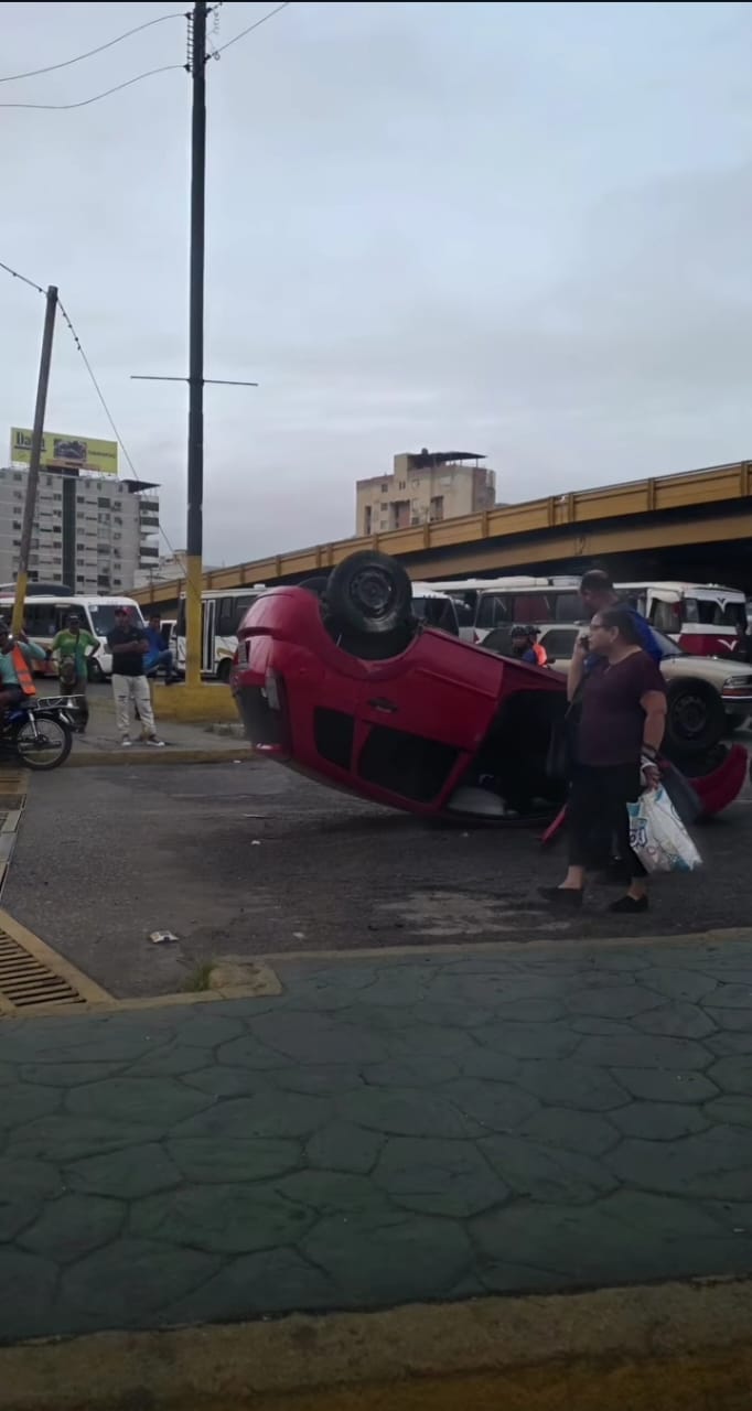 Vehículo volcó en la avenida Stadium de Puerto La Cruz: se desconoce el estado del conductor