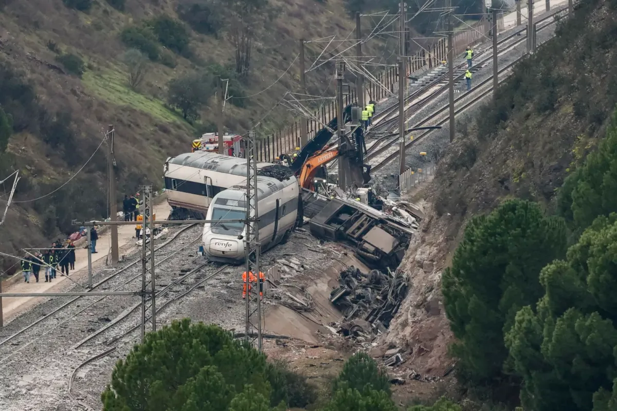 Informe apunta una presunta falla en la vía como causa del accidente de tren en España