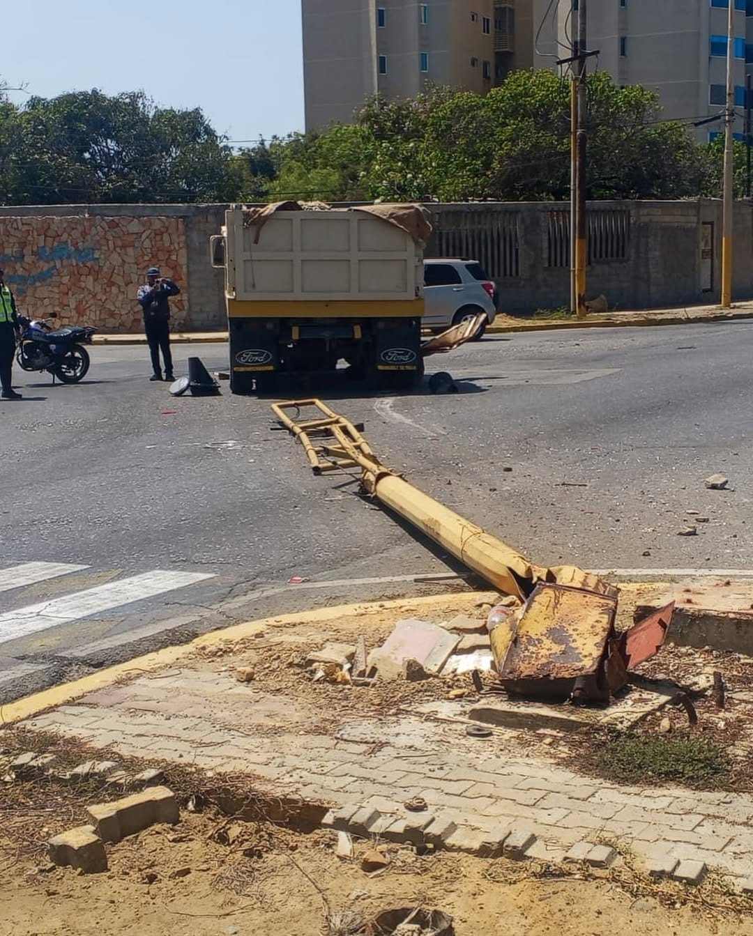 Camión predio el control e impactó contra vehículo y derribó semáforo en Cumaná