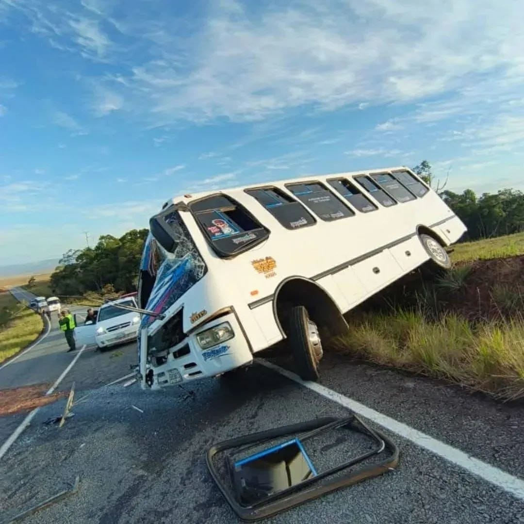 Accidente entre un autobús y una gandola dejó un muerto y varios heridos en Bolívar