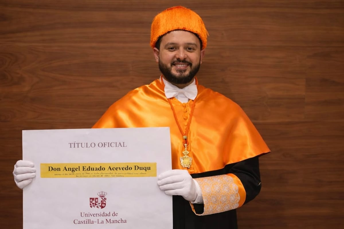 Venezolano logró doctorado en España y fue galardonado con la Medalla al Caustro Extraordinario