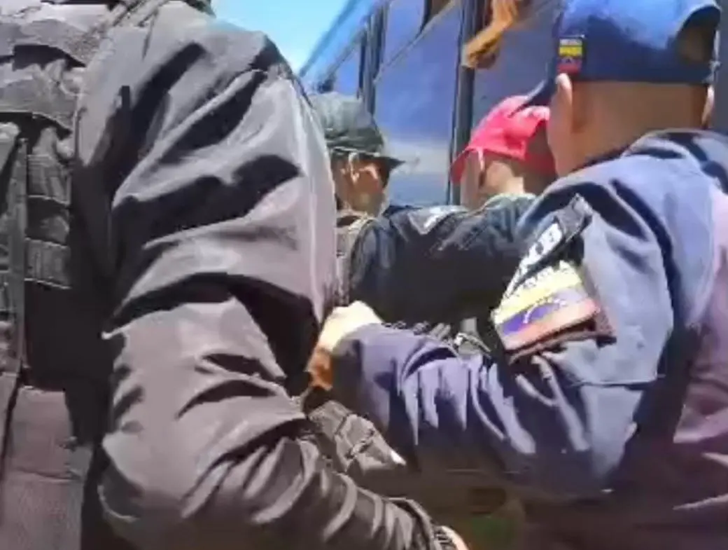 Hombre fue sorprendido tocándose sus partes íntimas frente a un grupo de estudiantes en Falcón