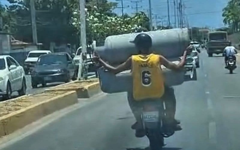 SUCRE | Traslado de bombonas de gas a bordo de motos preocupa a vecinos de Cumaná